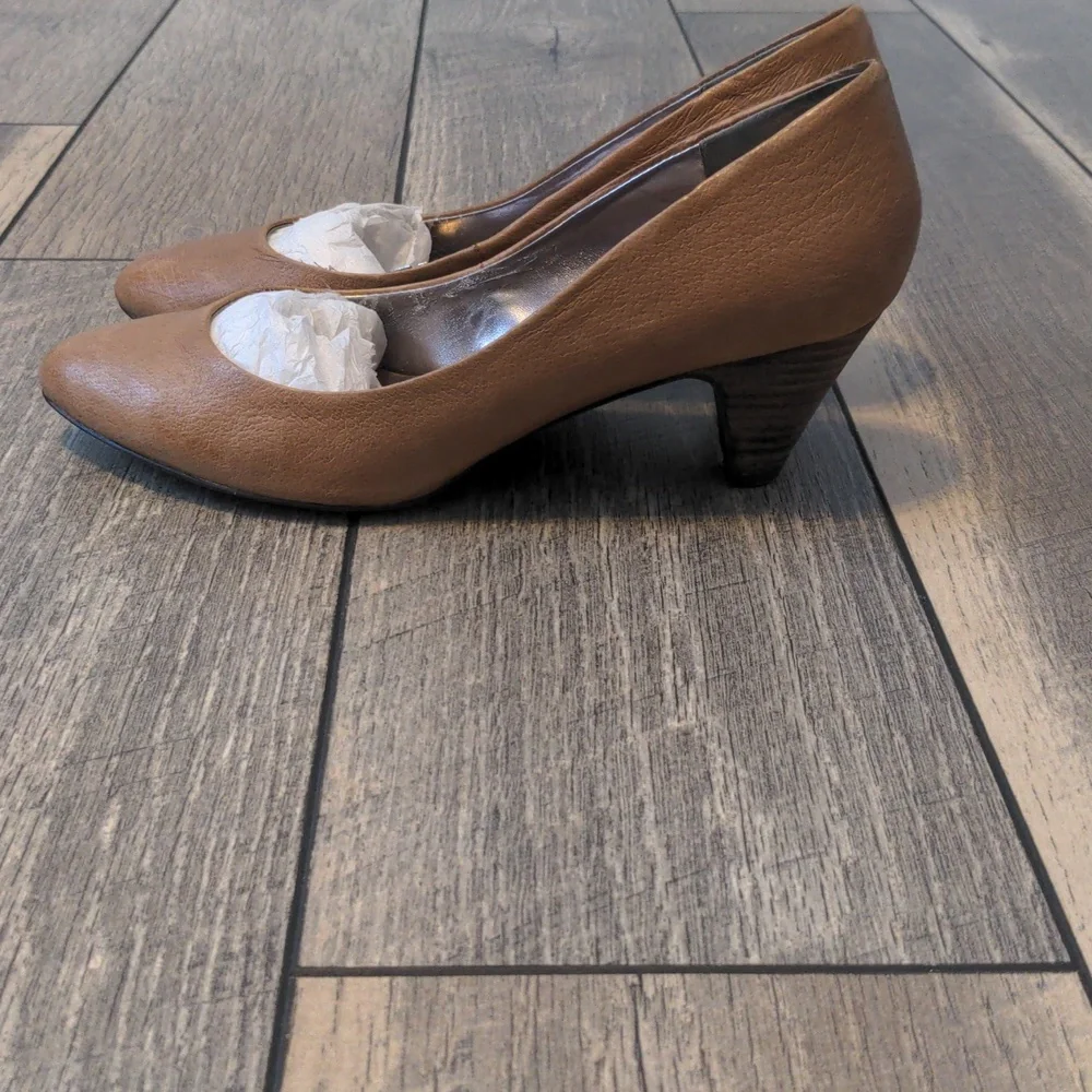 Steve Madden Brown Suede Leather Round Toe Heels Pumps Size 8